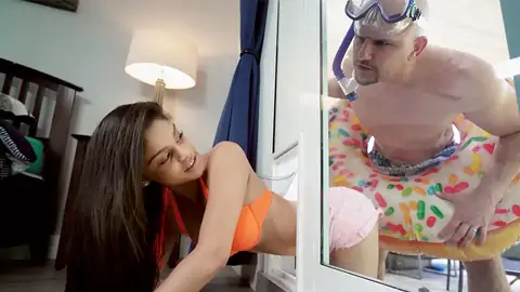 She got stuck and the teenager got her vulva banged